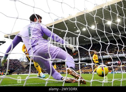 Die Torhüterin in Liverpool, Alisson Becker, hält Teamfreund Joel Matip (nicht abgebildet) nicht davon ab, während des Premier League-Spiels im Molineux Stadium, Wolverhampton, ein eigenes Tor zu schießen. Foto: Samstag, 4. Februar 2023. Stockfoto