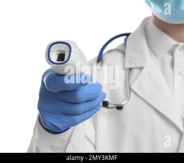 Arzt in Latexhandschuhen mit berührungslosem Infrarot-Thermometer auf weißem Hintergrund, Nahaufnahme. Temperaturmessung Stockfoto
