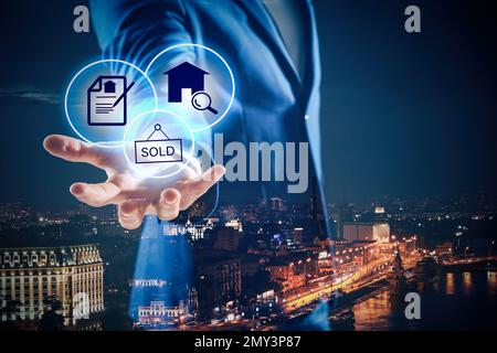 Doppelte Belichtung von Immobilienmaklern mit Ikonen und Nachtstadt Stockfoto