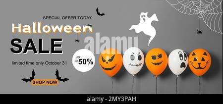 Halloween-Sale-Banner mit Ballons auf grauem Hintergrund Stockfoto