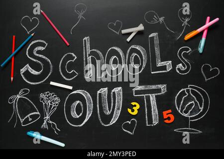 Kreide, Schreibwaren und TEXTSCHULEN STEHEN auf Tafel, flach liegend. Sommerferien Stockfoto