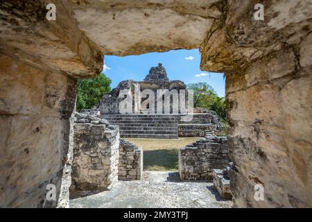 Struktur X der Maya-Ruinen in Becán, durch einen schmalen Durchgang gesehen, Halbinsel Yucatán, Mexiko Stockfoto