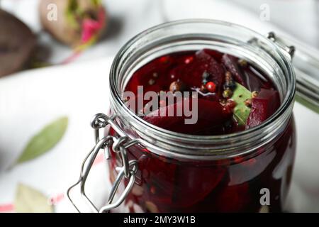 Eingelegte Rüben in einem Glaskonservenbehälter auf dem Tisch, Nahaufnahme Stockfoto