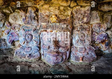 Antike Masken im Tempel der Masken in Edzna bei Campeche, Yucatán, Mexiko Stockfoto