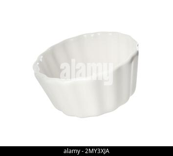 Sauberes, leeres, auf weiß isoliertes Keramikramekin Stockfoto