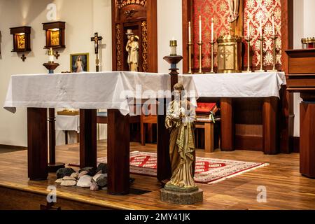 Statue von St. Joseph und Jesuskind mit dem Altar beim Festmahl von St. Joseph in St. Joseph's Catholic Church in Taylors Falls, Minnesota, USA. Stockfoto