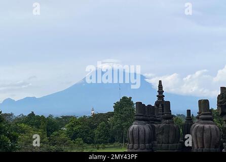 Yogyakarta. 4. Februar 2023. Dieses Foto wurde am 4. Februar 2023 aufgenommen und zeigt einen Blick auf den Prambanan-Tempel mit dem Berg Merapi im Hintergrund in Zentraljava, Indonesien. Der Prambanan-Tempel, ein UNESCO-Weltkulturerbe, ist einer der größten hinduistischen Tempelanlagen in Indonesien. Kredit: Xu Qin/Xinhua/Alamy Live News Stockfoto
