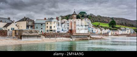 Breiter Panoramablick, ruhiger Wintertag mit Blick über das Meer in Richtung der hübschen Gebäude am Strand von Cawsand und Kingsand im Südosten von Cornwall. Stockfoto