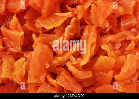 Nahaufnahme des gehackten napakohls mit roter koreanischer Kimchi-Gewürze Stockfoto