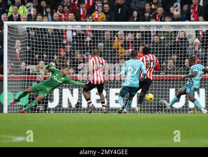 London, Großbritannien. 04. Februar 2023. 4. Februar 2023; GTECH Community Stadium, Brentford, London, England; Premier League Football, Brentford gegen Southampton; Bryan Mbeumo von Brentford schießt in der 44. Minute 2. Tor auf seine Seite und erzielt damit 2-0 Stockfoto