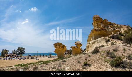 Sandsteinformen, Erosionen oder Gredas von Bolnuevo in Mazarron, Murcia, Spanien. Auch bekannt als die umgebaute Stadt Bolnuevo. Stockfoto