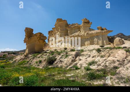 Sandsteinformen, Erosionen oder Gredas von Bolnuevo in Mazarron, Murcia, Spanien. Auch bekannt als die umgebaute Stadt Bolnuevo. Stockfoto