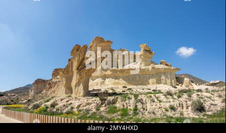 Sandsteinformen, Erosionen oder Gredas von Bolnuevo in Mazarron, Murcia, Spanien. Auch bekannt als die umgebaute Stadt Bolnuevo. Stockfoto