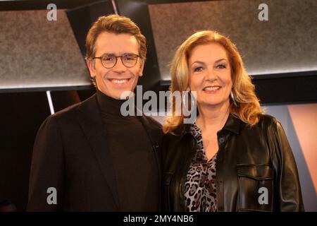 Moderator und Fernsehmoderator Johannes Wimmer und Bettina Tietjen während der NDR Talk Show in den NDR Studios am 3. Februar 2023 in Hamburg Stockfoto