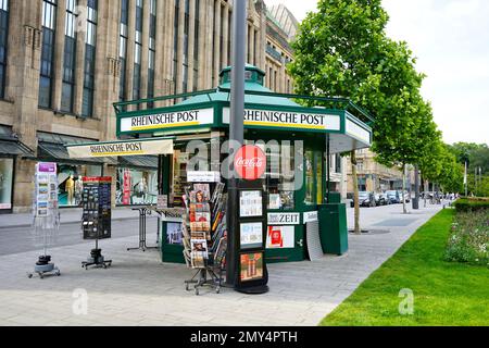 Grüner Oldtimer-Zeitungskiosk am Corneliusplatz in der Düsseldorfer Innenstadt. Stockfoto
