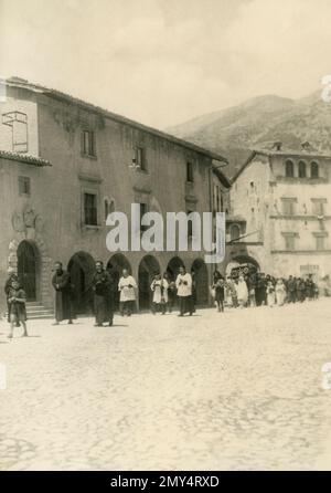 Prozession mit Messdienern und Wagen auf einer Beerdigung, Italien 1930er Stockfoto