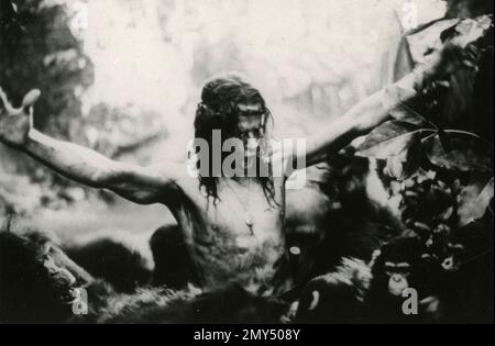 Schauspieler Christopher Lambert in einer Szene aus dem Film Greystoke: The Legend of Tarzan, Lord of the Apes, 1984 Stockfoto