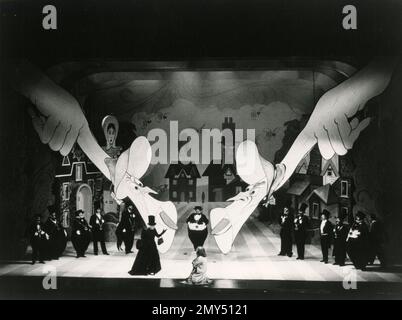 Eine Szene von Akt 1 der englischen Nationaloper, Produktion von Orpheus in der Unterwelt, mit Scarfes Entwürfen, UK 1980er Stockfoto