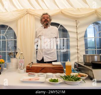 BILDER ABLEGEN. 4. Februar 2023. Nach der Covid-19-Pandemie ließ Mark Hix eine Terrassenfläche im Freien vor seinem Oyster and Fish House in Lyme Regis, Dorset, bauen. Die Ratsmitglieder des Stadtrats von Lyme Regis haben Hix mitgeteilt, dass sein „illegaler“ Terrassenbereich im Freien nun bis Ende März 2023 stillgelegt werden muss. Mehr als 4000 Menschen haben einen Wunsch unterschrieben, dass es bleibt. Sein Restaurant überblickt den berühmten Cobb in Lyme Bay, der Schauplatz des französischen Lieutentant-Frauenfilms mit Meryl Streep und Jeremy Irons war. Tetbury, Großbritannien. 1. Juni 2022. Kochvorführung des berühmten Küchenchefs Mark Hix Stockfoto