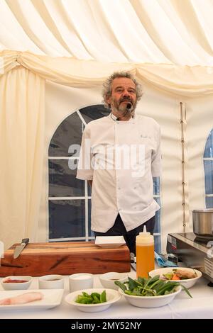 BILDER ABLEGEN. 4. Februar 2023. Nach der Covid-19-Pandemie ließ Mark Hix eine Terrassenfläche im Freien vor seinem Oyster and Fish House in Lyme Regis, Dorset, bauen. Die Ratsmitglieder des Stadtrats von Lyme Regis haben Hix mitgeteilt, dass sein „illegaler“ Terrassenbereich im Freien nun bis Ende März 2023 stillgelegt werden muss. Mehr als 4000 Menschen haben einen Wunsch unterschrieben, dass es bleibt. Sein Restaurant überblickt den berühmten Cobb in Lyme Bay, der Schauplatz des französischen Lieutentant-Frauenfilms mit Meryl Streep und Jeremy Irons war. Tetbury, Großbritannien. 1. Juni 2022. Kochvorführung des berühmten Küchenchefs Mark Hix Stockfoto