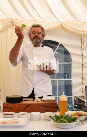 BILDER ABLEGEN. 4. Februar 2023. Nach der Covid-19-Pandemie ließ Mark Hix eine Terrassenfläche im Freien vor seinem Oyster and Fish House in Lyme Regis, Dorset, bauen. Die Ratsmitglieder des Stadtrats von Lyme Regis haben Hix mitgeteilt, dass sein „illegaler“ Terrassenbereich im Freien nun bis Ende März 2023 stillgelegt werden muss. Mehr als 4000 Menschen haben einen Wunsch unterschrieben, dass es bleibt. Sein Restaurant überblickt den berühmten Cobb in Lyme Bay, der Schauplatz des französischen Lieutentant-Frauenfilms mit Meryl Streep und Jeremy Irons war. Tetbury, Großbritannien. 1. Juni 2022. Kochvorführung des berühmten Küchenchefs Mark Hix Stockfoto