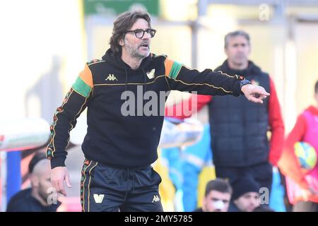 Benevento, Italien. 04. Februar 2023. Paolo Vanoli Coach af Venezia FC gestikuliert beim Spiel der Serie B zwischen Benevento Calcio gegen Venezia FC im Stadio Ciro Vigorito Credit: Independent Photo Agency/Alamy Live News Stockfoto