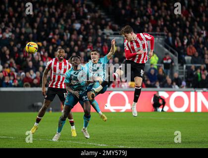 London, Großbritannien. 04. Februar 2023. 4. Februar 2023; GTECH Community Stadium, Brentford, London, England; Premier League Football, Brentford gegen Southampton; Mathias Jensen von Brentford leitet den Ball und erzielt in der 79. Minute 3. Tor auf seiner Seite, um 3-0 zu erreichen Stockfoto