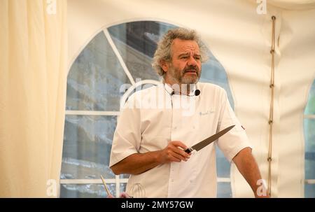 BILDER ABLEGEN. 4. Februar 2023. Nach der Covid-19-Pandemie ließ Mark Hix eine Terrassenfläche im Freien vor seinem Oyster and Fish House in Lyme Regis, Dorset, bauen. Die Ratsmitglieder des Stadtrats von Lyme Regis haben Hix mitgeteilt, dass sein „illegaler“ Terrassenbereich im Freien nun bis Ende März 2023 stillgelegt werden muss. Mehr als 4000 Menschen haben einen Wunsch unterschrieben, dass es bleibt. Sein Restaurant überblickt den berühmten Cobb in Lyme Bay, der Schauplatz des französischen Lieutentant-Frauenfilms mit Meryl Streep und Jeremy Irons war. Tetbury, Großbritannien. 1. Juni 2022. Kochvorführung des berühmten Küchenchefs Mark Hix Stockfoto