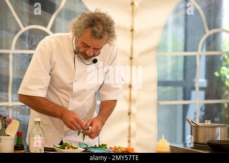 BILDER ABLEGEN. 4. Februar 2023. Nach der Covid-19-Pandemie ließ Mark Hix eine Terrassenfläche im Freien vor seinem Oyster and Fish House in Lyme Regis, Dorset, bauen. Die Ratsmitglieder des Stadtrats von Lyme Regis haben Hix mitgeteilt, dass sein „illegaler“ Terrassenbereich im Freien nun bis Ende März 2023 stillgelegt werden muss. Mehr als 4000 Menschen haben einen Wunsch unterschrieben, dass es bleibt. Sein Restaurant überblickt den berühmten Cobb in Lyme Bay, der Schauplatz des französischen Lieutentant-Frauenfilms mit Meryl Streep und Jeremy Irons war. Tetbury, Großbritannien. 1. Juni 2022. Kochvorführung des berühmten Küchenchefs Mark Hix Stockfoto