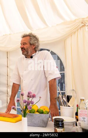 BILDER ABLEGEN. 4. Februar 2023. Nach der Covid-19-Pandemie ließ Mark Hix eine Terrassenfläche im Freien vor seinem Oyster and Fish House in Lyme Regis, Dorset, bauen. Die Ratsmitglieder des Stadtrats von Lyme Regis haben Hix mitgeteilt, dass sein „illegaler“ Terrassenbereich im Freien nun bis Ende März 2023 stillgelegt werden muss. Mehr als 4000 Menschen haben einen Wunsch unterschrieben, dass es bleibt. Sein Restaurant überblickt den berühmten Cobb in Lyme Bay, der Schauplatz des französischen Lieutentant-Frauenfilms mit Meryl Streep und Jeremy Irons war. Tetbury, Großbritannien. 1. Juni 2022. Kochvorführung des berühmten Küchenchefs Mark Hix Stockfoto