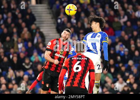 Brighton und Hove Albion's Kaoru Mitoma (rechts) erzielt während des Premier League-Spiels im Amex Stadium, Brighton und Hove das erste Tor ihrer Seite. Foto: Samstag, 4. Februar 2023. Stockfoto