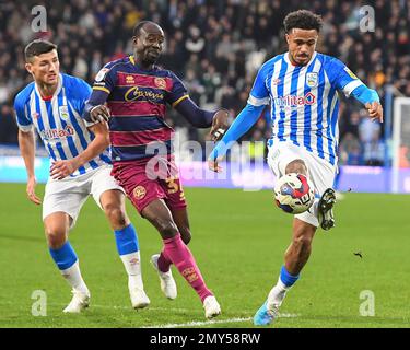 Josh Koroma #10 von Huddersfield Town kontrolliert den Ball, während Albert Adomah #37 von Queens Park Rangers während des Sky Bet Championship-Spiels Huddersfield Town vs Queens Park Rangers in John Smith's Stadium, Huddersfield, Großbritannien, 4. Februar 2023 (Foto: Ben Roberts/News Images) Stockfoto