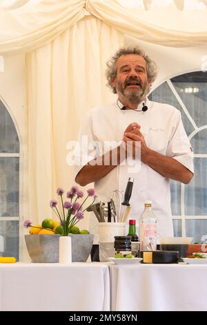 BILDER ABLEGEN. 4. Februar 2023. Nach der Covid-19-Pandemie ließ Mark Hix eine Terrassenfläche im Freien vor seinem Oyster and Fish House in Lyme Regis, Dorset, bauen. Die Ratsmitglieder des Stadtrats von Lyme Regis haben Hix mitgeteilt, dass sein „illegaler“ Terrassenbereich im Freien nun bis Ende März 2023 stillgelegt werden muss. Mehr als 4000 Menschen haben einen Wunsch unterschrieben, dass es bleibt. Sein Restaurant überblickt den berühmten Cobb in Lyme Bay, der Schauplatz des französischen Lieutentant-Frauenfilms mit Meryl Streep und Jeremy Irons war. Tetbury, Großbritannien. 1. Juni 2022. Kochvorführung des berühmten Küchenchefs Mark Hix Stockfoto