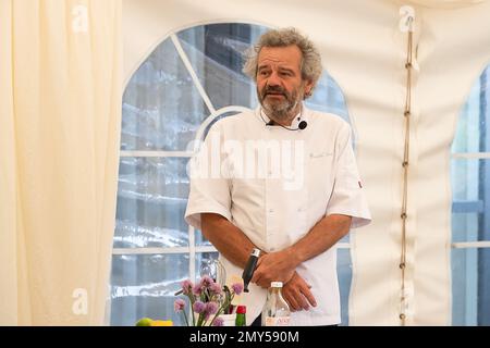 BILDER ABLEGEN. 4. Februar 2023. Nach der Covid-19-Pandemie ließ Mark Hix eine Terrassenfläche im Freien vor seinem Oyster and Fish House in Lyme Regis, Dorset, bauen. Die Ratsmitglieder des Stadtrats von Lyme Regis haben Hix mitgeteilt, dass sein „illegaler“ Terrassenbereich im Freien nun bis Ende März 2023 stillgelegt werden muss. Mehr als 4000 Menschen haben einen Wunsch unterschrieben, dass es bleibt. Sein Restaurant überblickt den berühmten Cobb in Lyme Bay, der Schauplatz des französischen Lieutentant-Frauenfilms mit Meryl Streep und Jeremy Irons war. Tetbury, Großbritannien. 1. Juni 2022. Kochvorführung des berühmten Küchenchefs Mark Hix Stockfoto