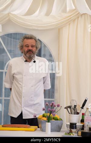 BILDER ABLEGEN. 4. Februar 2023. Nach der Covid-19-Pandemie ließ Mark Hix eine Terrassenfläche im Freien vor seinem Oyster and Fish House in Lyme Regis, Dorset, bauen. Die Ratsmitglieder des Stadtrats von Lyme Regis haben Hix mitgeteilt, dass sein „illegaler“ Terrassenbereich im Freien nun bis Ende März 2023 stillgelegt werden muss. Mehr als 4000 Menschen haben einen Wunsch unterschrieben, dass es bleibt. Sein Restaurant überblickt den berühmten Cobb in Lyme Bay, der Schauplatz des französischen Lieutentant-Frauenfilms mit Meryl Streep und Jeremy Irons war. Tetbury, Großbritannien. 1. Juni 2022. Kochvorführung des berühmten Küchenchefs Mark Hix Stockfoto