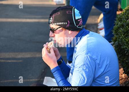 Raleigh, NC, USA, 4. Februar 2023, laufen Läufer auf halber Strecke eines 5 km langen Sprints vom Campus der North Carolina State University ein Dutzend Krispy Kreme Doughnuts herunter. Die alljährliche Krispy Kreme Challenge wurde 2004 unter Freunden zum ersten Mal als „Mut“ geführt und wurde schnell zu einer Benefizveranstaltung für das Kinderkrankenhaus des UNC. Der Kursrekord von 28:29 wurde 2020 mit einem Tempo von 5:41/Meile gesetzt, einschließlich Zeit zum Essen von Donuts. Bei landesweiter Exposition lautet das Motto „2.400 Kalorien, 12 Donuts, 5 Meilen, 1 Stunde“. Credit D Guest Smith / Alamy Live News Stockfoto