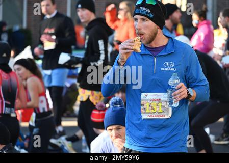 Raleigh, NC, USA, 4. Februar 2023, laufen Läufer auf halber Strecke eines 5 km langen Sprints vom Campus der North Carolina State University ein Dutzend Krispy Kreme Doughnuts herunter. Die alljährliche Krispy Kreme Challenge wurde 2004 unter Freunden zum ersten Mal als „Mut“ geführt und wurde schnell zu einer Benefizveranstaltung für das Kinderkrankenhaus des UNC. Der Kursrekord von 28:29 wurde 2020 mit einem Tempo von 5:41/Meile gesetzt, einschließlich Zeit zum Essen von Donuts. Bei landesweiter Exposition lautet das Motto „2.400 Kalorien, 12 Donuts, 5 Meilen, 1 Stunde“. Credit D Guest Smith / Alamy Live News Stockfoto