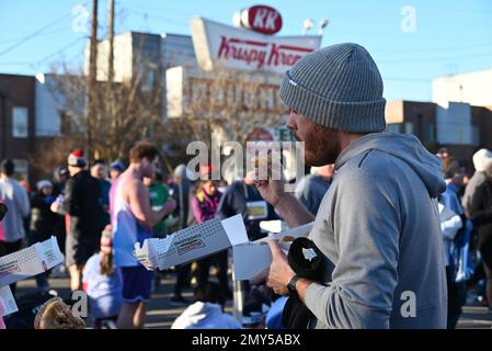 Raleigh, NC, USA, 4. Februar 2023, laufen Läufer auf halber Strecke eines 5 km langen Sprints vom Campus der North Carolina State University ein Dutzend Krispy Kreme Doughnuts herunter. Die alljährliche Krispy Kreme Challenge wurde 2004 unter Freunden zum ersten Mal als „Mut“ geführt und wurde schnell zu einer Benefizveranstaltung für das Kinderkrankenhaus des UNC. Der Kursrekord von 28:29 wurde 2020 mit einem Tempo von 5:41/Meile gesetzt, einschließlich Zeit zum Essen von Donuts. Bei landesweiter Exposition lautet das Motto „2.400 Kalorien, 12 Donuts, 5 Meilen, 1 Stunde“. Credit D Guest Smith / Alamy Live News Stockfoto