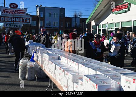 Raleigh, NC, USA, 4. Februar 2023, Kisten Krispy Kreme Donuts säumen die Tische auf halber Strecke eines 5 km langen Sprints vom Campus der North Carolina State University. Die alljährliche Krispy Kreme Challenge wurde 2004 unter Freunden zum ersten Mal als „Mut“ geführt und wurde schnell zu einer Benefizveranstaltung für das Kinderkrankenhaus des UNC. Der Kursrekord von 28:29 wurde 2020 mit einem Tempo von 5:41/Meile gesetzt, einschließlich Zeit zum Essen von Donuts. Bei landesweiter Exposition lautet das Motto „2.400 Kalorien, 12 Donuts, 5 Meilen, 1 Stunde“. Credit D Guest Smith / Alamy Live News Stockfoto