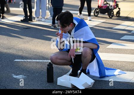 Raleigh, NC, USA, 4. Februar 2023, laufen Läufer auf halber Strecke eines 5 km langen Sprints vom Campus der North Carolina State University ein Dutzend Krispy Kreme Doughnuts herunter. Die alljährliche Krispy Kreme Challenge wurde 2004 unter Freunden zum ersten Mal als „Mut“ geführt und wurde schnell zu einer Benefizveranstaltung für das Kinderkrankenhaus des UNC. Der Kursrekord von 28:29 wurde 2020 mit einem Tempo von 5:41/Meile gesetzt, einschließlich Zeit zum Essen von Donuts. Bei landesweiter Exposition lautet das Motto „2.400 Kalorien, 12 Donuts, 5 Meilen, 1 Stunde“. Credit D Guest Smith / Alamy Live News Stockfoto