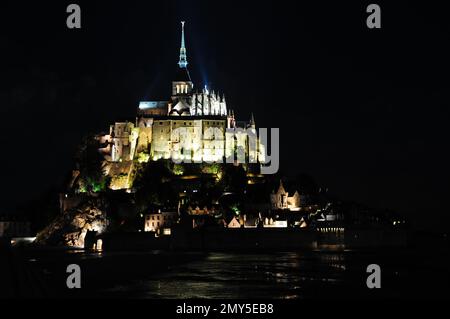 Blick auf die hell erleuchtete berühmte Rocky Island Mont-Saint-Michel in Bretagne Frankreich bei Einer wunderschönen Sommernacht Stockfoto