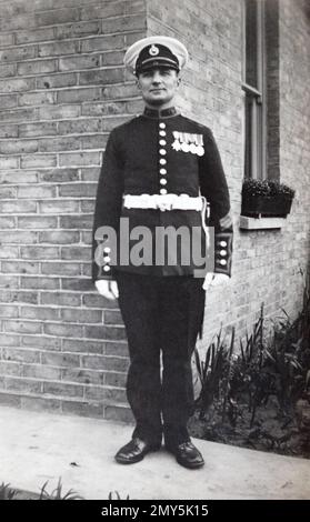 Ein Marine in Parade-Uniform mit seinen Medaillen, dem Trio aus dem Ersten Weltkrieg und der Naval Long Service and Good Conduct Medaille. Royal Marines, 18. September 1932. Stockfoto