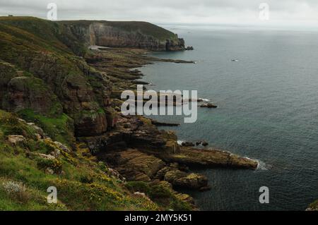 Zerklüftete Rocky Coast Am Cap Frehel In Bretagne, Frankreich, An Einem Bedeckten Sommertag Stockfoto