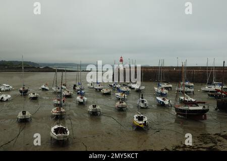 Boote, Die Während Der Flut Im Hafen Von Erquy In Bretagne Frankreich An Einem Bedeckten Sommertag Auf Grund Liegen Stockfoto