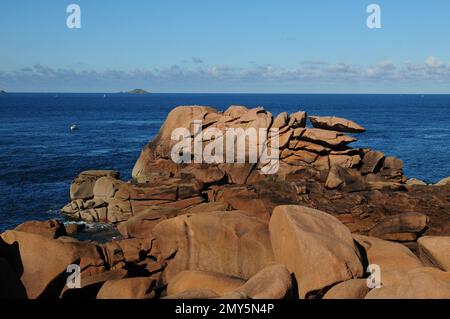 Riesige Felsbrocken an der wunderschönen Red Rock Coast in Ploumanach in Bretagne, Frankreich, an Einem wunderschönen sonnigen Sommertag mit klarem blauen Himmel Stockfoto