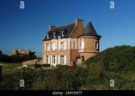 Historisches Gustave Eiffel House an der wunderschönen Red Rock Coast in Ploumanach in Bretagne, Frankreich an Einem wunderschönen sonnigen Sommertag mit klarem blauen Himmel Stockfoto