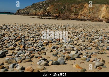 Kopfsteinpflaster am Strand der wunderschönen Bay Baie des Trespasses in Bretagne Frankreich an Einem wunderschönen sonnigen Sommertag mit klarem blauen Himmel Stockfoto