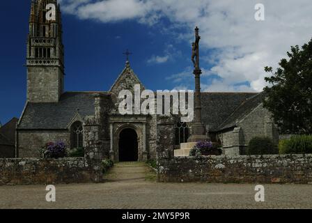 Historische normannische Kirche Notre-Dame de la Clarte et Saint-Budoc in Beuzec-Cap-Sizun Bretagne Frankreich an Einem wunderschönen sonnigen Sommertag mit ein paar Wolken Stockfoto