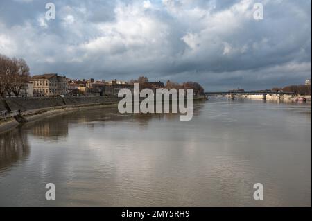 Arles, Provence, Frankreich, 1 1 2023 - Blick über die Rhone und das Ufer des Dorfes mit historischen Gebäuden Stockfoto