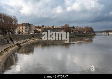 Arles, Provence, Frankreich, 1 1 2023 - Blick über die Rhone und das Ufer des Dorfes mit historischen Gebäuden Stockfoto